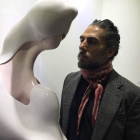 El artista Enrique Perezalba Red inspira su última colección en el cuerpo masculino y en las armaduras medievales. FABIO AFFUSO