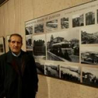 Pepe Cubelos posa junto a su obra en el Museo del Bierzo