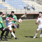 Bili remata a portería a pesar de la oposición de dos jugadores del Onzonilla. F. OTERO PERANDONES