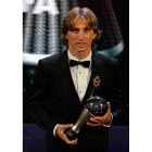 El croata Modric con su trofeo The Best que lo distingue como mejor jugador de la Fifa de 2018. HALL