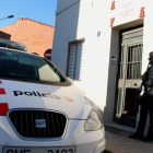 Un agente de los Mossos custodia la entrada a la sede de Los Ángeles del Infierno en Sabadell.