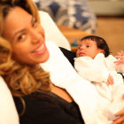 Beyoncé posa con su hija recién nacida, Blue Ivy, que se ha hecho ya tan famosa como su madre.