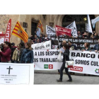 Los trabajadores del banco Ceiss se manifestaron ayer en Salamanca contra el cierre de oficinas y despidos.