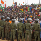 Protesta muy cerca de una base militar francesa, el pasado lunes, en Níger. EFE/EPA/ISSIFOU DJIBO