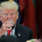 El presidente de Estados Unidos, Donald Trump, bebe de su copa durante una cena en la ONU.