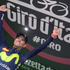 Alejandro Valverde, en el podio tras sumar su primer triunfo en el Giro. ZENNARO