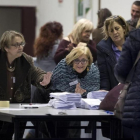 Miembros de una mesa electoral abren los sacos con las papeletas del referéndum.