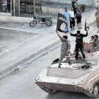 Yihadistas del Estado Islámico (EI) en un tanque por las calles de Raqqa.