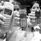 Entre los adolescentes, hay más niñas que niños que usan el teléfono móvil
