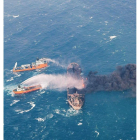 Extinción del fuego en el petrolero. MINISTERIO DE TRANSPORTE CHINO