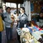 La plaza de Cacabelos se llenó de artesanía, danza y música americana