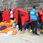 Inmigrantes rescatados de una patera, en el puerto de Tarifa (Cádiz), el viernes.