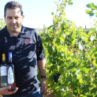Fernández Pastor, en la viña que rodea a la bodega en el Alto deSanta Marina,a sólo unos cuantos metrosde Gondoncillo.