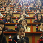 Los estudiantes escuchan las últimas instrucciones antes de iniciar la prueba.