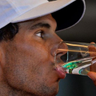 Rafael Nadal bebe agua durante el sorteo de la eliminatoria de Copa Davis contra la India.