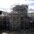 El hermoso templo montañés de Santa María de Arbas, ahora totalmente cubierto de andamios