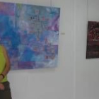 Nuria Llamazares, «Llafer» posa junto a dos de sus obras expuestas en Astorga