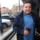 El enólogo de Valtuille, Raúl Pérez Pereira, ayer en una cafetería de Ponferrada.