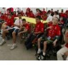Un grupo de niños del campamento de Cubillos esperando la visita del presidente de Aspaym