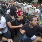 Agentes de policía intentan reducir a manifestantes que protestan contra la celebración del Mundial, este sábado en Sao Paulo.