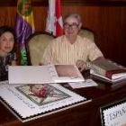 La alcaldesa de Benavides, Ana Rosa Sopeña, y el responsable de la muestra, Joaquín Cuevas