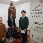 Óscar Fernández, Xie Fang Fang y Chen Chen en la sede del Instituto Confucio, en la antigua escuela de Minas. JESÚS F. SALVADORES