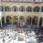 El patio central del palacio de los Guzmánes congregó a los alcaldes pedáneos de la provincia. RAMIRO