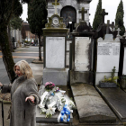 Consuelo Ordóñez durante un responso en memoria de su hermano ante su tumba. JUAN HERRERO