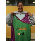 La alero Leslie Ardon posa con la camiseta de su nuevo equipo