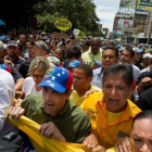 Opositores venezolanos, con Henrique Capriles a la cabeza, participan en la marcha contra Maduro, en Caracas, este martes.