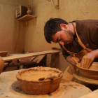 El maestro alfarero del Alfar Museo de Jiménz de Jamuz, Jaime Argüello, en proceso de elaboración de una pieza de barro.