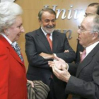 Pilar de Borbón y Marcelino Oreja, con Jaime Mayor Oreja al fondo
