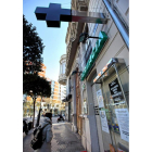 Una mujer observa una farmacia cerrada por la huelga.