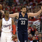 Marc Gasol hace un gesto junto al base de los Los Ángeles Clippers, Chris Paul.