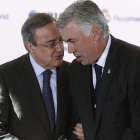 El presidente del Madrid, Florentino Pérez, conversa con el técnico italiano Carlo Ancelotti.