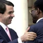 José María Aznar saluda a Teodoro Obiang, durante la visita que realizó a España en el 2002