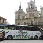 El autocar personalizado del Atlético Astorga, delante del Ayuntamiento, en su presentación oficial.