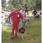 Los propietarios desfilan con sus perros a lo largo del concurso