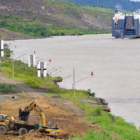 Equipo pesado trabaja en la ampliación del canal.