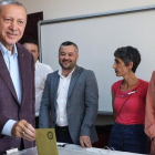 Erdogan hoy al votar en un colegio electoral en Estambul.