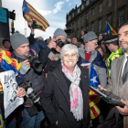 La exconsellera del Govern Clara Ponsatí acompañada por su abogado, Aamer Anwar (d), abandona tras declarar ante un tribunal de Edimburgo en una vista preliminar sobre la extradición que reclama la Justicia española, en Edimburgo,