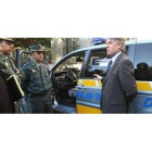 Autoridades del Gobierno, Tráfico y Guardia Civil con el coche cedido al Ayuntamiento en el 2008.