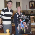 Ana Gemma Quesada, junto a Rubén Prieto, con el cartel elegido para anunciar el próximo carnaval