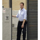 Nick Clegg a la puerta de la residencia vacacional.