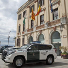 Los vehículos de la Guardia Civil a la puerta del Ayuntamiento de Lloret de Mar. ROBIN TOWNSEND