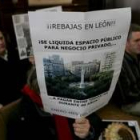 Miembros de la plataforma contraria al aparcamiento subterráneo mostraron su postura en el Pleno