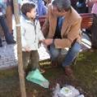 Un niño saluda a Miguel Martínez al descubrir su placa