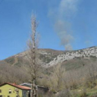 Humo del fuego que asoló ayer Cueva de Viñayo.