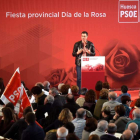 Pedro Sánchez durante la celebración del Día de la Rosa del PSOE del Alto Aragón. JAVIER BLASCO