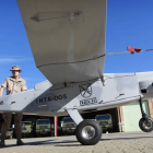 Varios miembros del Raca 63 transportan un modelo de avión no tripulado, similar a los que se envían desde Israel en misión de vigilancia a Afganistán, en la base ‘Conde de Gazola’ en Ferral del Bernesga.
